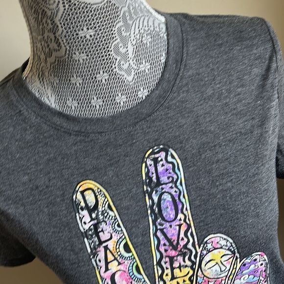 Modern Lux Peace & Love Graphic Tee Sz Small All graphic tees 5/$25 - Picture 4 of 6